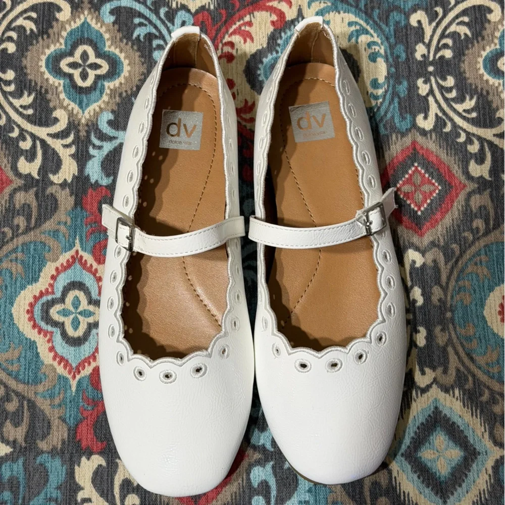 NIB- Big Girl DV (Betsi) White Scalloped Mary Jane Flats Size 4